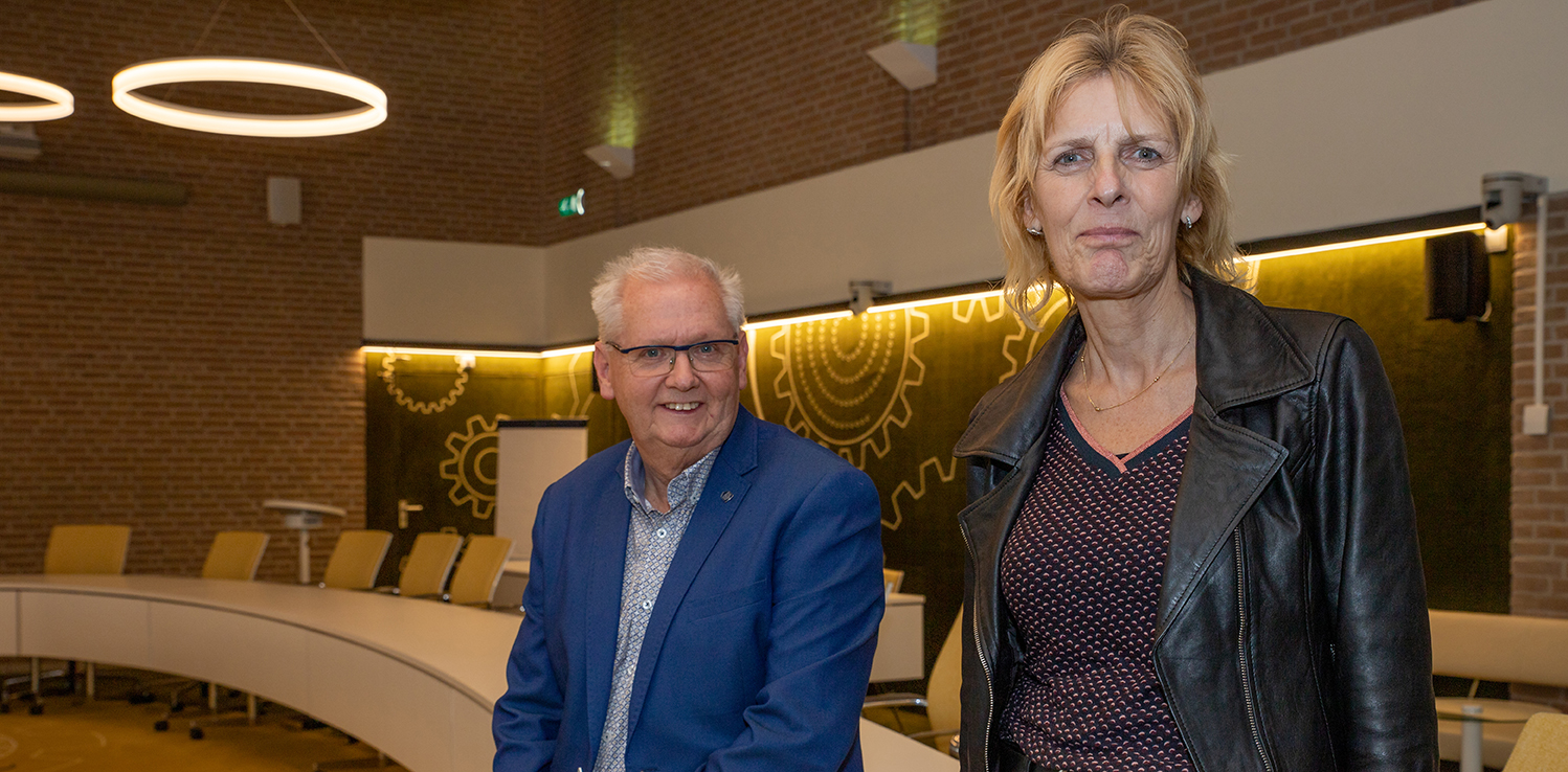 bouwprojectleider en vastgoedbeheerder Luuk Berends en wethouder Ineke Knuiman