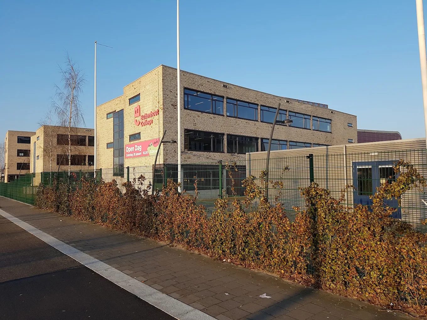 Gevel van Buitenhout College in Almere